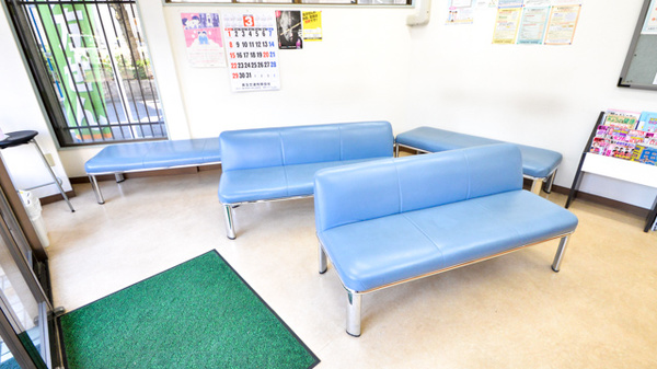 コスモ薬局一橋店の待合スペース