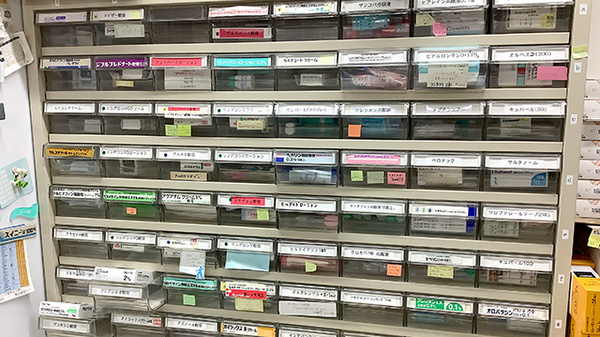 あい薬局の薬棚