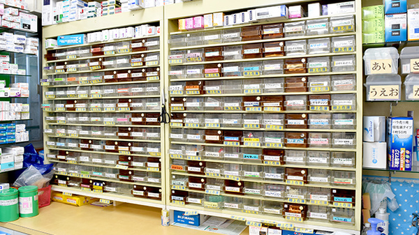 ケンコー堂薬局の薬棚
