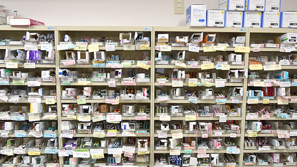ヤマグチ薬局　東久留米店の薬棚