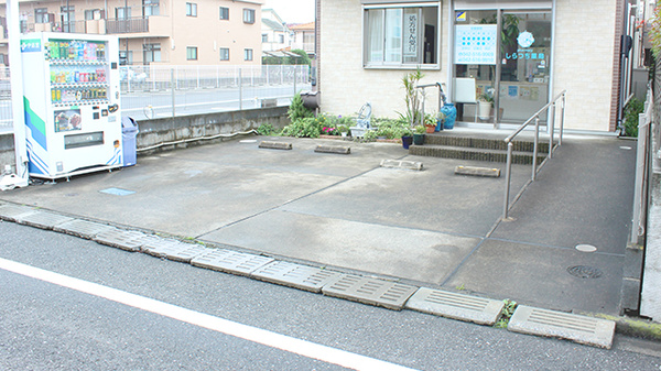しらつち薬局の駐車場