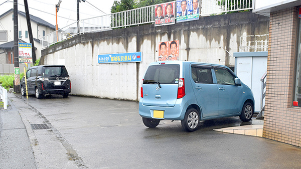 稲城坂浜薬局の駐車場