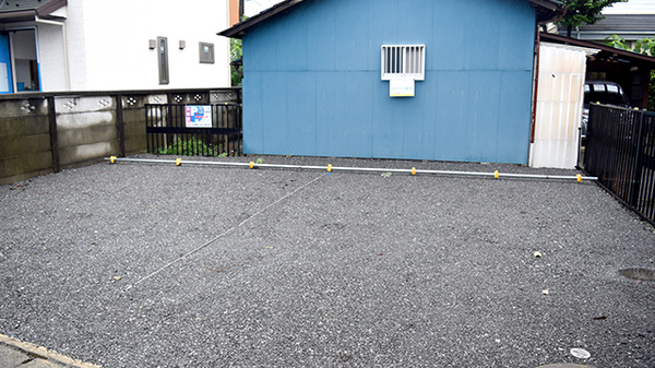 ゆずりは薬局の駐車場