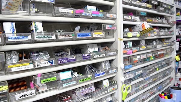 ゆずりは薬局の薬棚