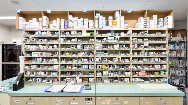 コスモ薬局西東京店の薬棚