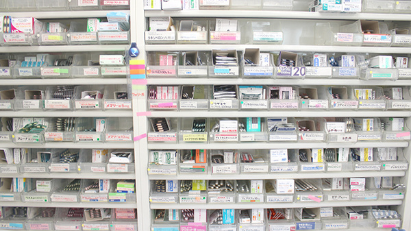 健祥堂薬局　芝久保店の薬棚