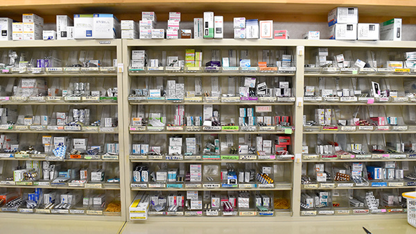 ハコネ調剤薬局の薬棚