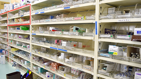 徳永薬局三宿店の薬棚