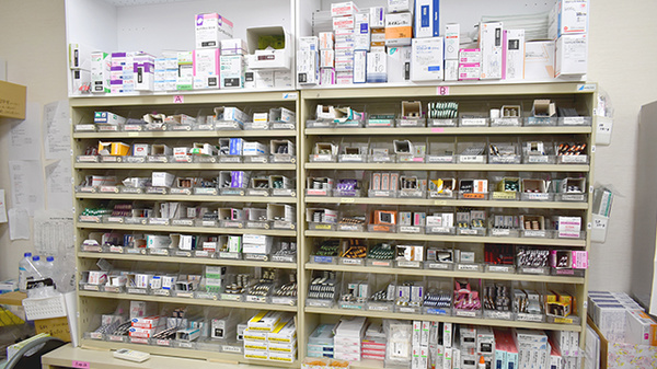 よつば薬局糀谷店の薬棚