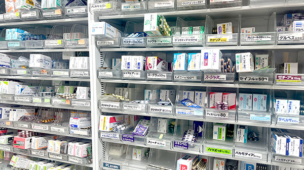 ひかり薬局東寺尾店の薬棚