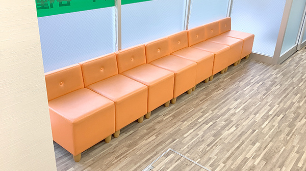 稲垣薬局　横浜鶴見店の待合スペース
