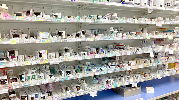 稲垣薬局　横浜鶴見店の薬棚