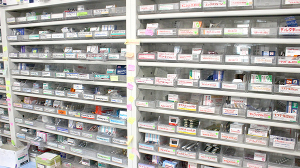 いずみ薬局　鶴見市場店の薬棚