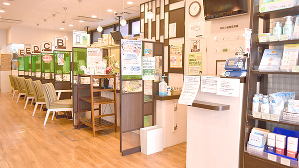 健ナビ薬樹薬局　鶴見の受付/カウンター