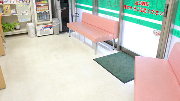 ひかり薬局七島店の待合スペース