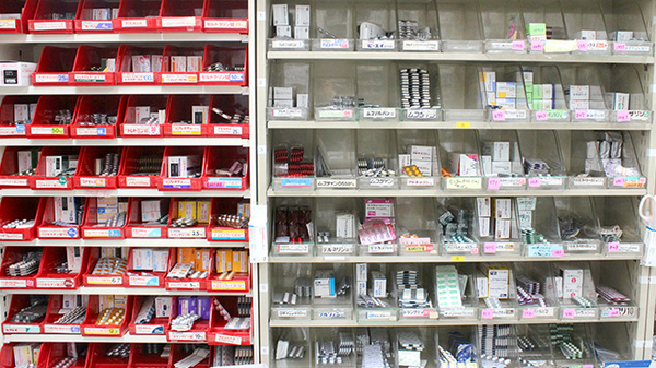 ひかり薬局西口店の薬棚