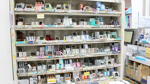 ひかり薬局戸部店の薬棚
