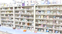 にじいろ藍薬局の薬棚