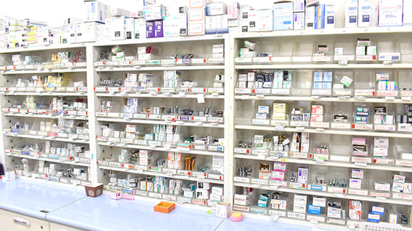 にじいろ藍薬局の薬棚