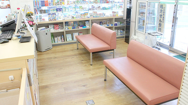 ひかり薬局六浦店の待合スペース