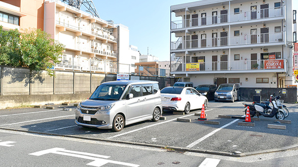 金沢薬局の駐車場