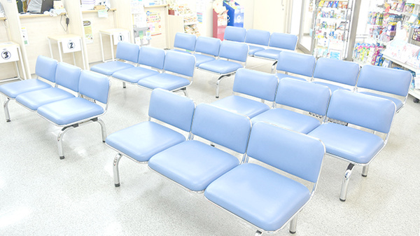 薬樹薬局　富岡の待合スペース