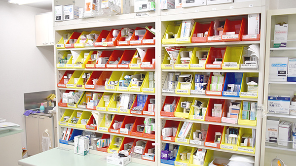 スリーアイ薬局　井田店の薬棚
