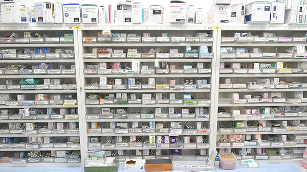 薬局ホームケアファーマシー新横浜店の薬棚