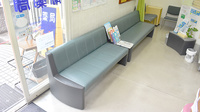 なの花薬局　新羽町店の待合スペース