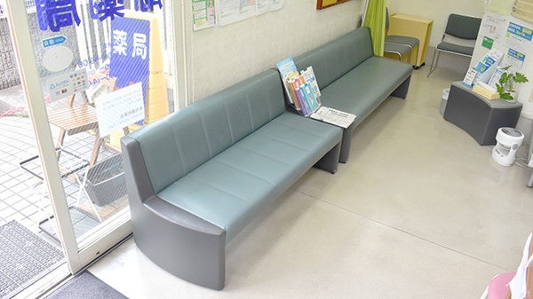 なの花薬局　新羽町店の待合スペース