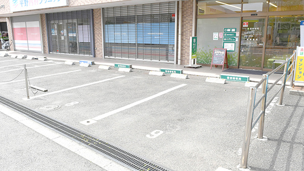 薬樹薬局　上倉田の駐車場