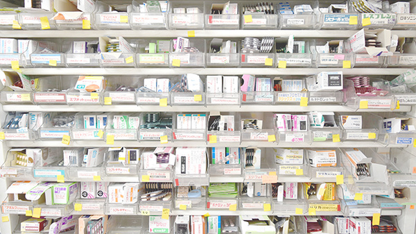 新成堂薬局　原宿店の薬棚