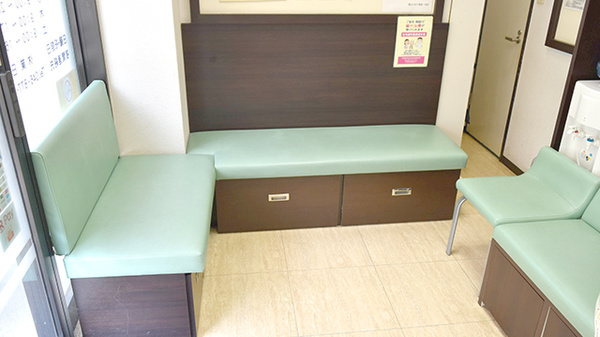 葉山ひかり薬局一号店の待合スペース