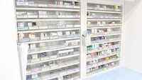 葉山ひかり薬局二号店の薬棚