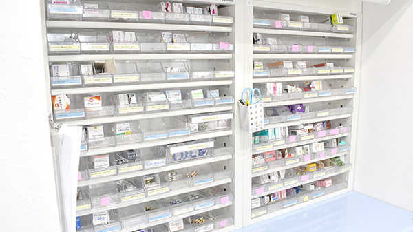 葉山ひかり薬局二号店の薬棚