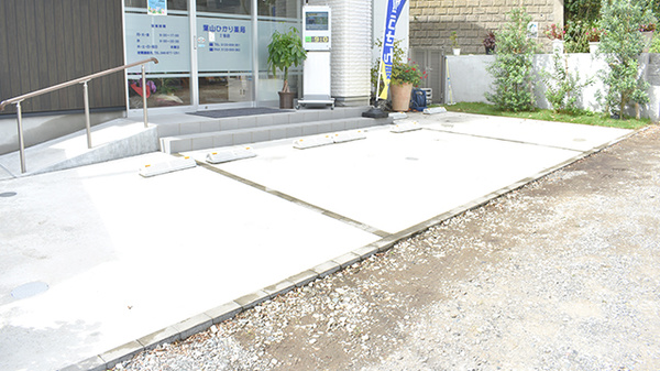 葉山ひかり薬局二号店の駐車場