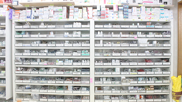 岩戸薬局の薬棚