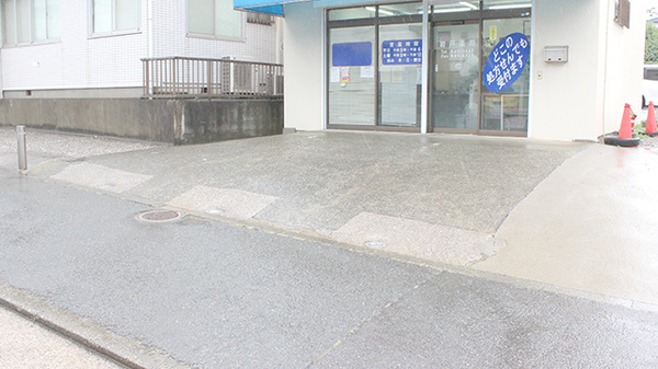 岩戸薬局の駐車場