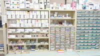 竹沢薬局の薬棚