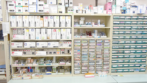 竹沢薬局の薬棚
