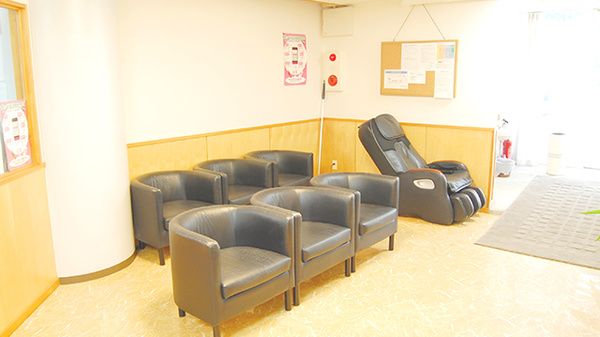 新成薬局　若松店の待合スペース