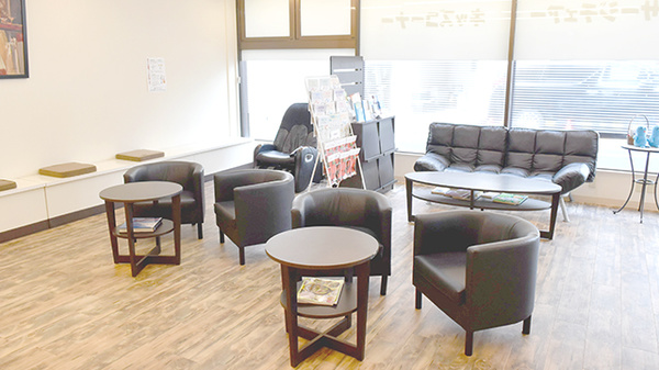 新成薬局　きぬがさ店の待合スペース