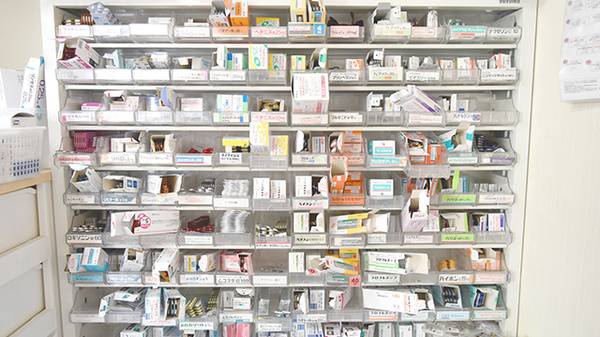 新成薬局　きぬがさ店の薬棚