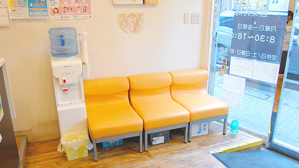 新成薬局　本店二番館の待合スペース