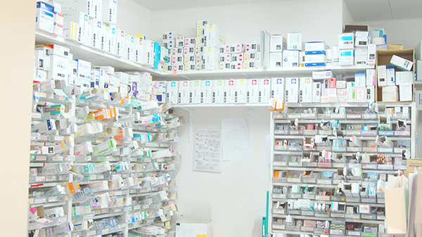 新成薬局　本店二番館の薬棚