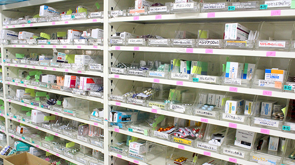徳永薬局横須賀店の薬棚