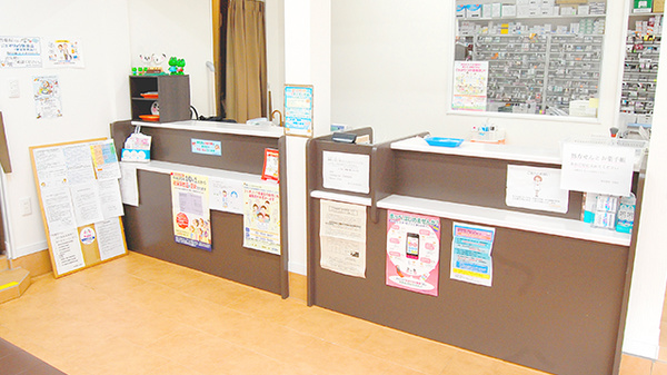 新成薬局　長坂店の受付/カウンター