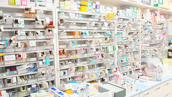 新成薬局　長坂店の薬棚