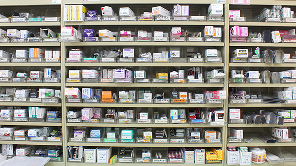 ヤマグチ薬局　平塚真田店の薬棚