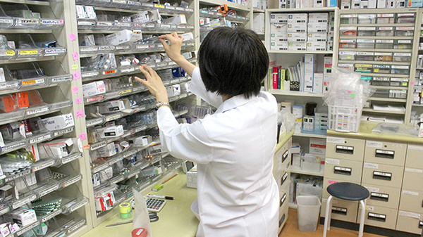 湘南鵠沼薬局の作業風景